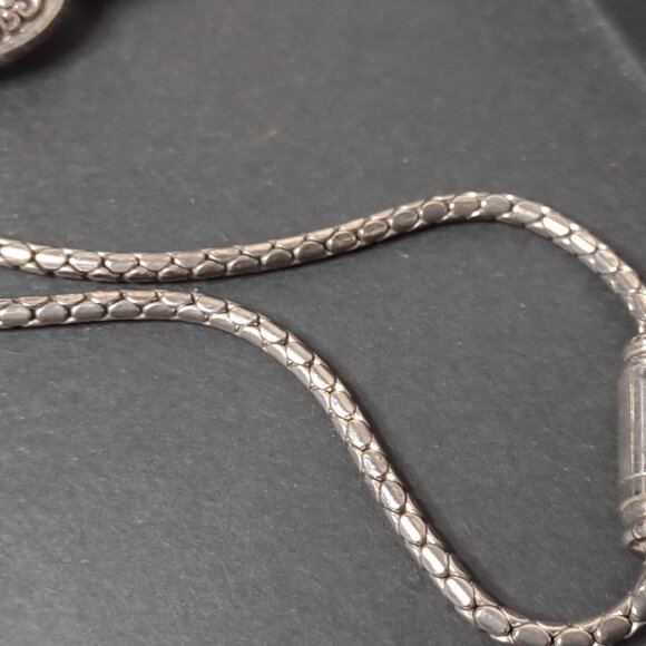 20 Inch Silver Tone Pretty Oval Shaped Pendant Necklace - Picture 5 of 11